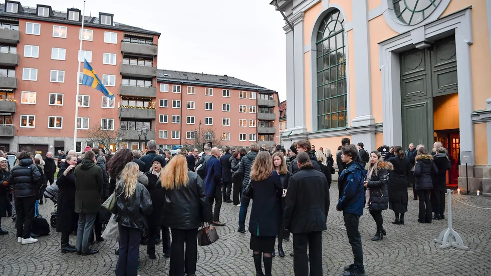 Begravningsgäster lämnar kyrkan efter att artisten Nils Grönberg, alias Einár, begravts i Katarina kyrka i Stockholm.