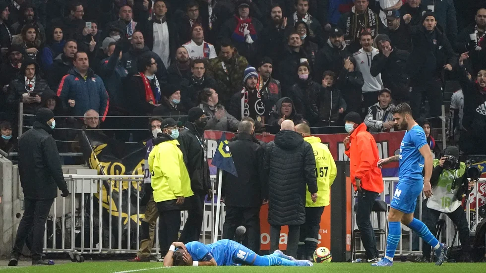 Marseillespelaren Dimitri Payet fick en vattenflaska kastad på sig för andra gången den här säsongen, när hans lag mötte Lyon under söndagskvällen.
