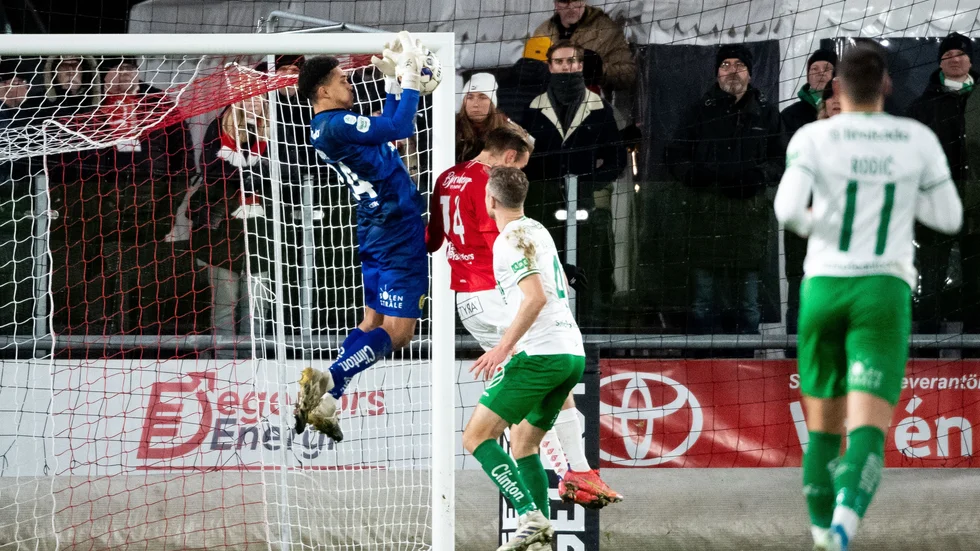 Villiam Dahlström stör Oliver Dovin i Hammarbys mål, men den här matchen vann Bajen rättvist med 4-1.