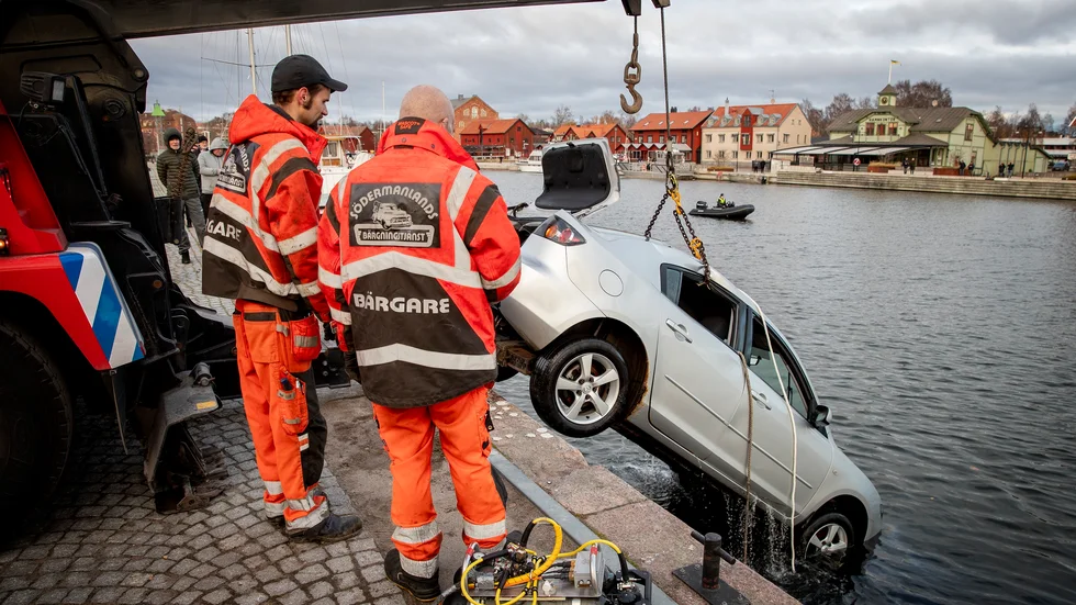 Räddningsdykare har hjälpt till med att fästa kättingen runt taket.