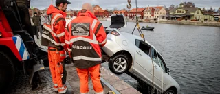 Här bärgas ungdomarnas bil från sjöbottnen – deras iskyla förhindrade katastrofen