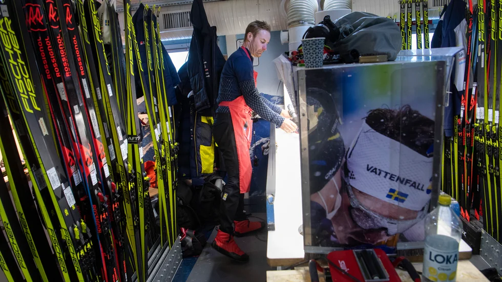 Vallachefen Petter Myhlback i svenska skidlandslagets vallalastbil vid skidpremiären i Gällivare på söndagen.