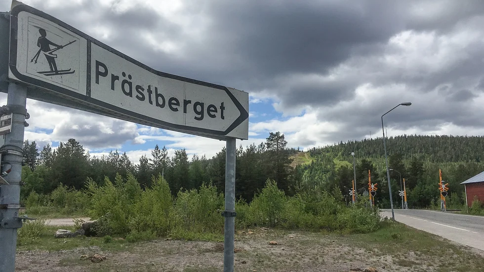 Närheten mellan Prästberget och Arvidsjaurs samhälle är något speciellt. Det tar bara ett par minuter att köra från torget till Prästbergets fot. Nu vill kommunen köpa marken från Sveaskog för 750 000 kr.