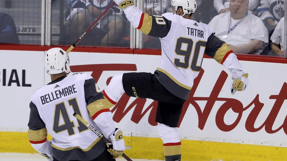 Tomas Tatar firar sitt 1–0-mål tillsammans med Pierre-Edouard Bellemare.