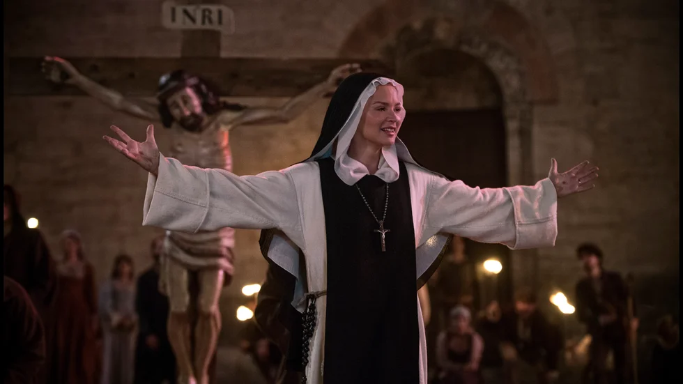 Benedetta (Virginie Efira) har en särskild relation till såväl Jesus som till den unga nunnan Bartolomea (Daphne Patakia).