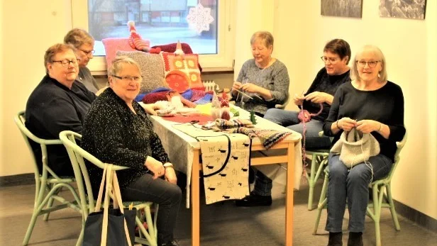 Handarbetsgruppen i PRO Överkalix.Överkalix handarbetsgrupp. Från vänster: Berith Drugge, Anita Fältmark, Birgitta Blom, Barbro Nilsson, 
Ulla Wennberg, Anna-Lena Eriksson. 
