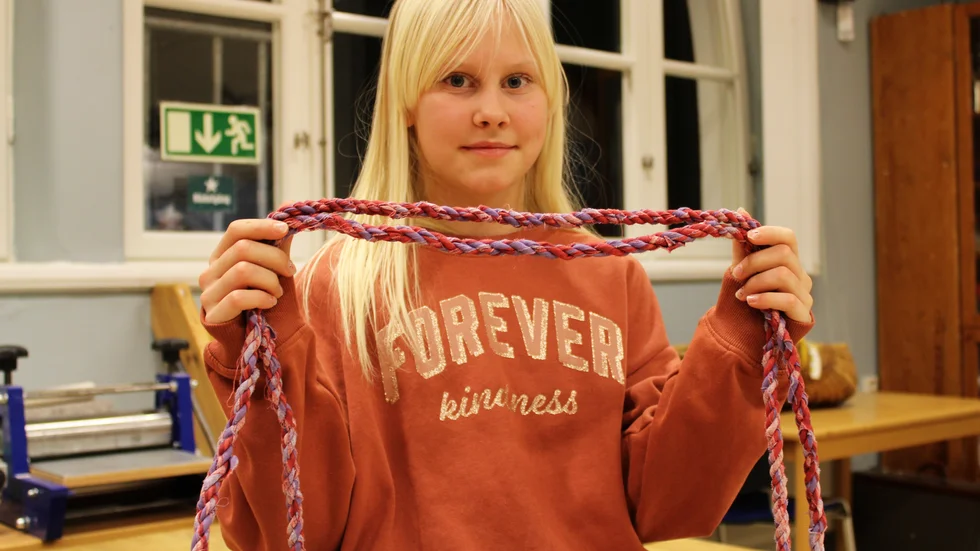 Adéle Borsiö, 10 år, visar ett hopprep hon gjort av tygtrasor. Hon tycker att slöjdklubben är superrolig och jobbar gärna med både garn, papper och andra material.