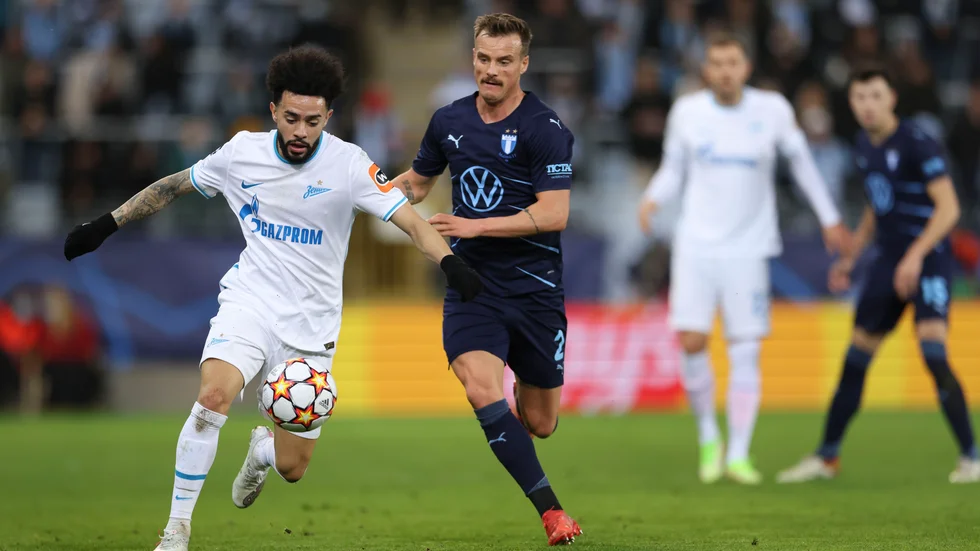 Zenit S:t Petersburgs Claudinho jagas av Malmö FF:s Eric Larsson. Champions League-mötet slutade 1–1 och nu får MFF ladda om för den allsvenska guldstriden.