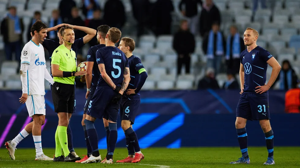 Domare Andris Treimanis samtalar med Malmö FF-spelare efter att Champions League-mötet med Zenit S:t Petersburg slutat 1–1.