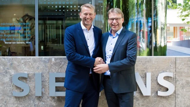 Peter Carlsson, vd för Northvolt, och Ulf Troedsson, vd för Siemens Nordics. Siemens investerar nu mer än 100 miljoner kronor i den planerade batterifabriken i Skellefteå.
