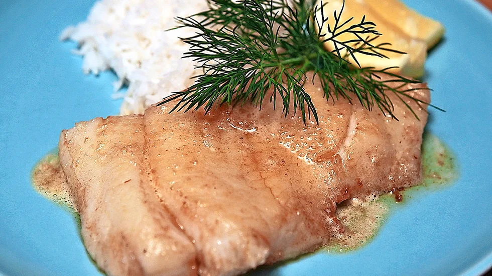 Stekt mjölpanerad fisk efter klassiskt franskt recept är enkelheten själv. Och underbart gott. 