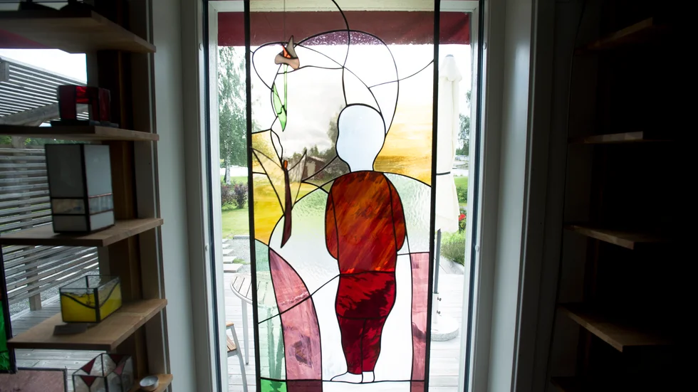 Ljus. Det är i fönstren som glasmotiven framhävs som mest enligt Annacarin Dahlberg. Foto: Lina A Andersson.