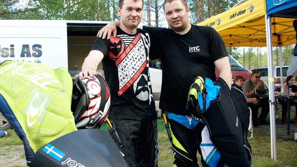Finalisterna. Joel Renberg, till vänster, segrade i dragracingtävlingen på Arvidsjaursjön efter att ha vunnit finalen mot Alfred Öqvist. Foto: Foto: GÖRAN WESTERLUND.