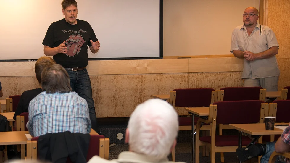 Sköna utmaningar. ”Vi har sköna nyheter som också innebär sköna utmaningar”, sa Mattias Jonsson, till vänster, när han och Bengt Norén på tisdagskvällen presenterade ett förslag på hur arbetet med snöskoterlederna kan utvecklas och förbättras.  Foto: Foto: GÖRAN WESTERLUND.