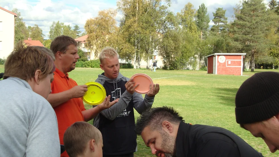 Jesper Lundmark, Skellefteås discgolfstjärna, fanns på plats när Boliden Discgolf invigde sin nya bana. Foto: Mikael Marklund