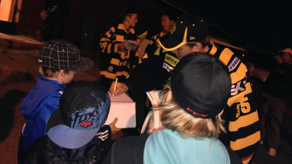 Markus Svensson var ett hett byte för autografjägarna i Strömsund. Foto: Malin Christoffersson.