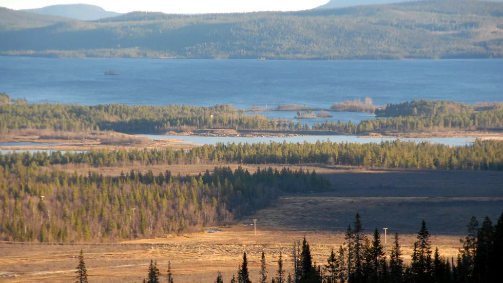 Lagrats länge. Vy från Tålmakdalen där avfallssand från Laisvallsgruvan lagrats under många år. Området har nu återställts. Men problemet med Saivatjtjärnarna, i förgrunden, återstår. Bakom tjärnarna ser man sjön Aisjaur. Vattnet från Saivatjtjärnarna rinner ut i sjön.