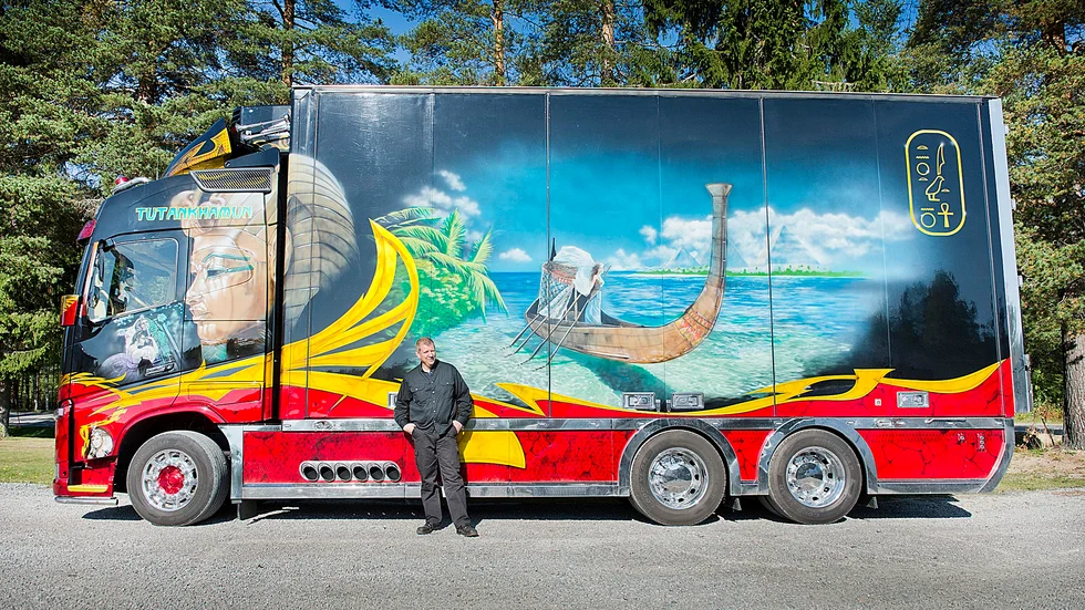 Blänker. Jan-Erik Marklund visar upp sitt senaste tillskott i lastbilsflottan. En motivlackad Volvo FH av årsmodell 2013. Foto: Lars Eriksson.