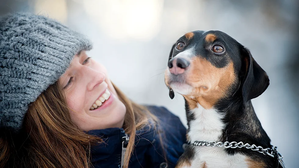 Kärlek. Lina Dahlqvist och hunden Taxi har starka band till varandra. Foto: Lars Eriksson.
