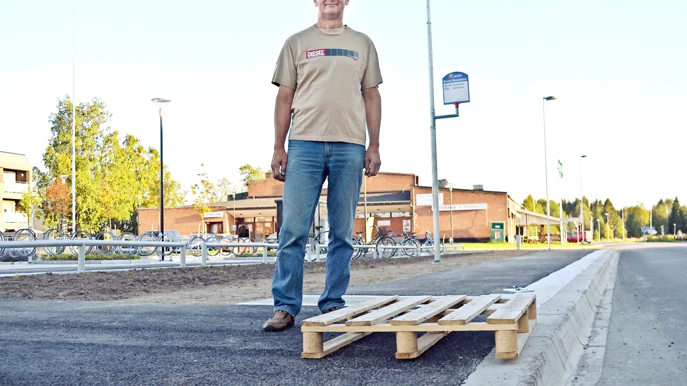 Pall vid olycksplats. Kurt-Arne Renström, Bureå har placerat en lastpall vid olycksplatsen. Foto: Karin Israelsson.