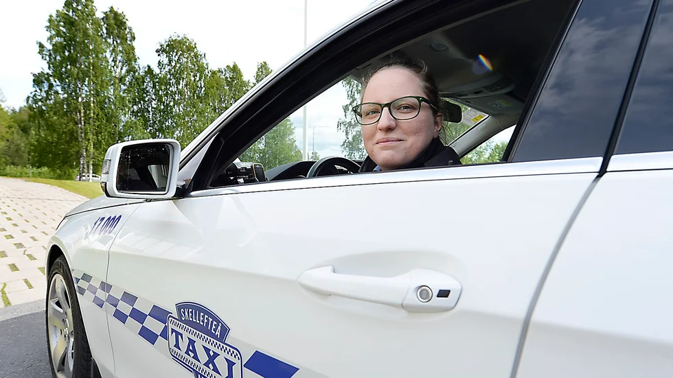 DRÖMJOBBET En kompis som driver ett åkeri tipsade Carro om att söka till taxiförarutbildningen. Foto: Roine Sandlén.