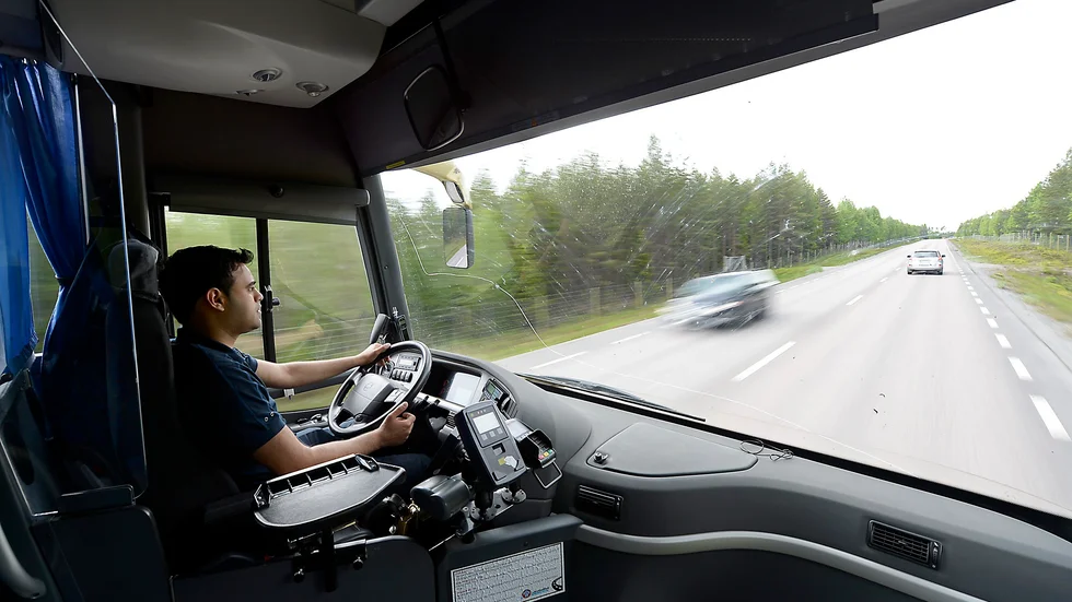 "ON THE ROAD" Hussein Al Saedi gör sig redo för första körningen mellan Boliden och Skellefteå. Foto: Roine Sandlén.