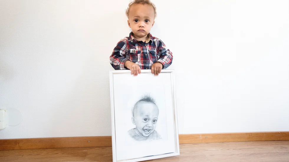 Porträtt. Barnbarns barnet Landon Lundström Somah har målats av i blyerts. Foto: Lina A Andersson.