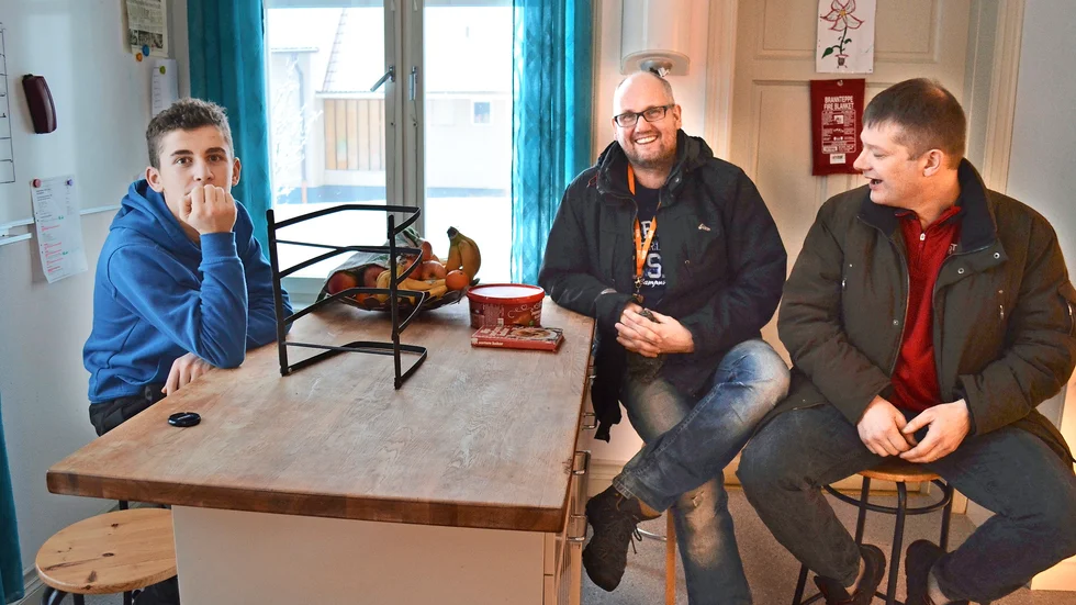 Samling. Khedi Lila bor på Athena, Jörgen From har precis fått jobb här och Jörgen Andersson är en av dem som skolar in honom. Foto: Lennart Enkvist.