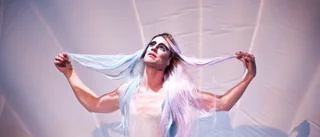 Skellefteå i guld, nattsvart teater och glittrande dragshow – så var Emilie Sjölunds 2015