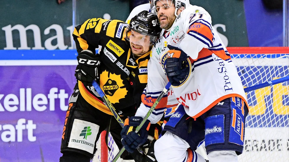 Tungviktskamp. Här är det Janne Pesonen och Cory Murphy som stångas med varandra. Foto: Robert Granstrˆm/TT.