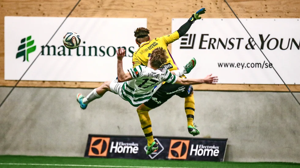 Härliga dueller. Här är det Hannes Wikberg och Robin Sundberg som duellerar i en inomhusmatch mellan Morön och FF. Foto: Ola Westerberg.
