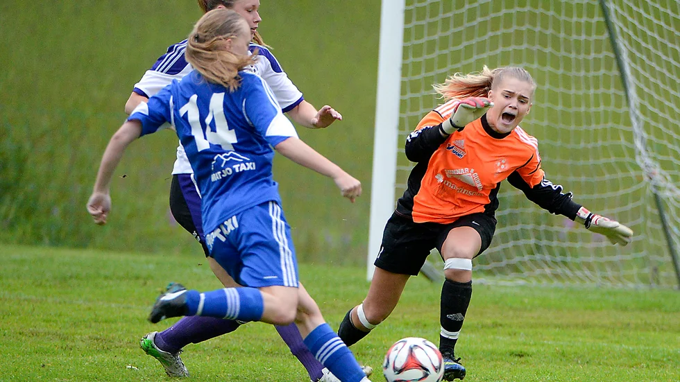 Spiken i kistan. Här gör Sara Elfridsson 4–1 i den andra halvlekens första spelminut. Ett mål som säkrade segern. Foto: Jeanette Lövgren.