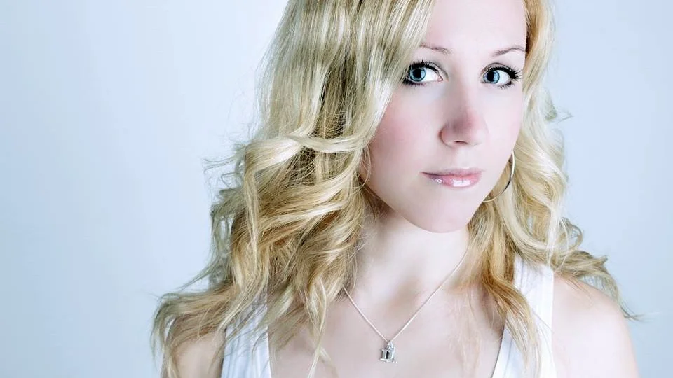 Musikstilen. ”Jag älskar att lyssna på elektronisk pop, det är nog därför jag spelar det själv”, säger Sanna Stuardo. Foto: Privat.