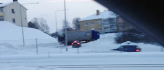 Trafikproblem: Långtradare sitter fast i uppfart