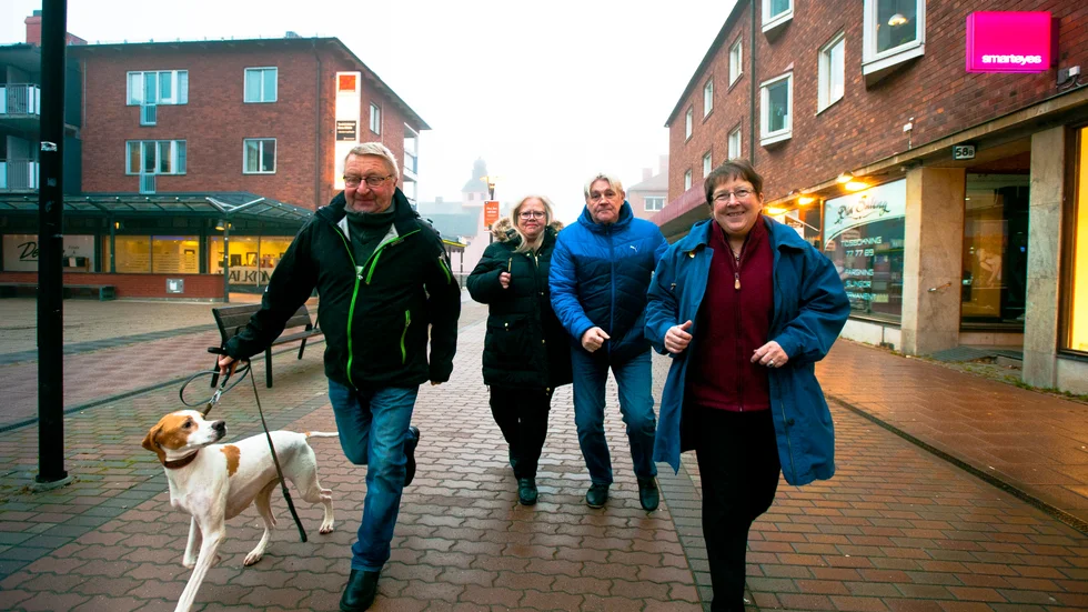 Eldsjälar. Hunden Rima, Greger Nilsson, Anna-Carin Nilsson, Jan-Åke Tufvander (från Skellefteå riksteaterförening) och Barbro Viklund från Naturskyddsförening är med och arrangerar Skellefteås inslag under Run for your life. Foto: Emilie Sjölund.