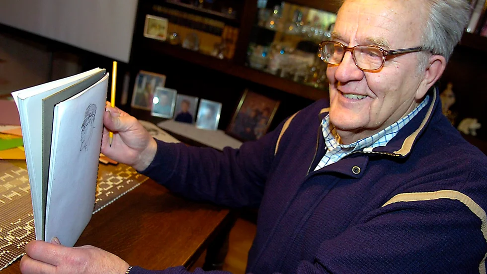 Livsverk. Martin Lindh har jobbat med boken under en längre tid (bilden är tagen vid ett tidigare tillfälle). Foto: Jeanette Lövgren.
