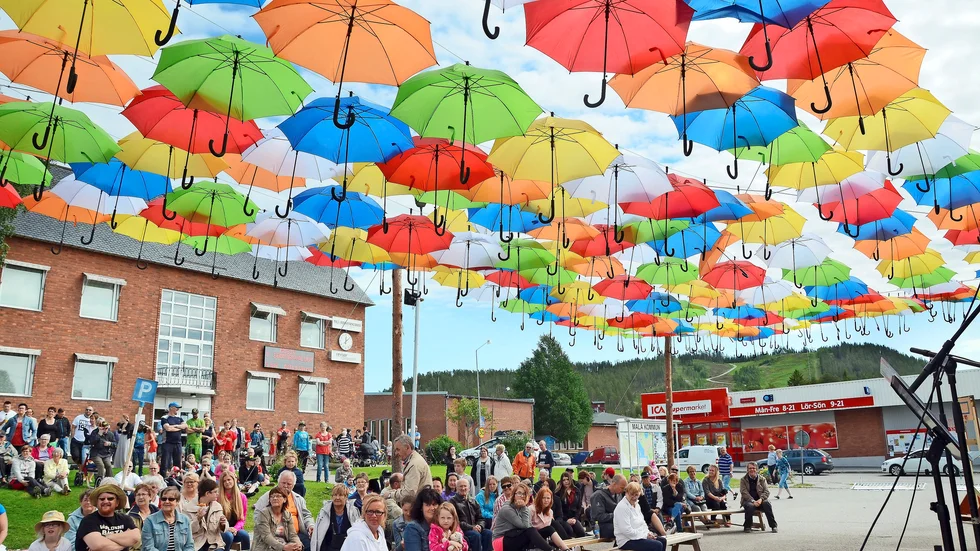 Färgsprakande torg i Malå. Paraplyer i alla färger på 60-talsveckan prydde torget. Foto: Britta Stenberg.