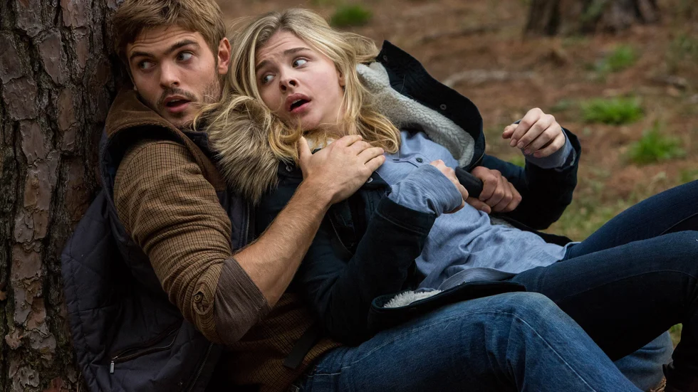 Utan briljans. Alex Roe spelar det mycket tveksamma kärleksintresset Evan Walker och Chloë Grace Moretz spelar huvudrollen Cassie i "The 5th wave". Foto: Chuck Zlotnick.