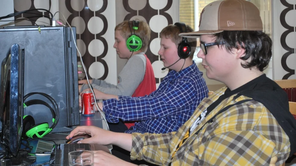 Zigge Book, 15 år (närmast), Erik Norberg, 13 år, (mitten) och Simon Jonsson, 13 år, spelar Minecraft. (Foto: Yvonne Rönngren)