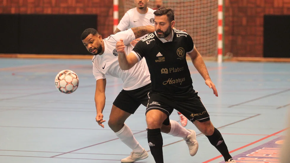 Arkivbild: Efter matchen hade Gabi Morad delade känslor. Han var glad för segern men också besviken på de scener som utspelade sig under matchen då publik rusade in på plan.