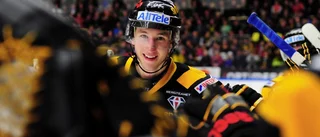 Forward förlänger med AIK