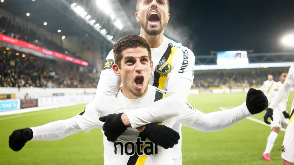 AIK:s Nicolas Stefanelli jublar efter ett mål mot Elfsborg. Arkivbild .