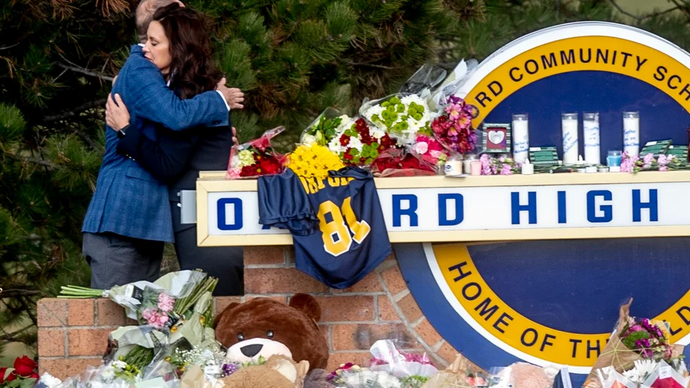 Sörjande utanför Oxford High i Oxford, Michigan, där en 15-årig pojke sköt ihjäl fyra skolkamrater i tisdags.
