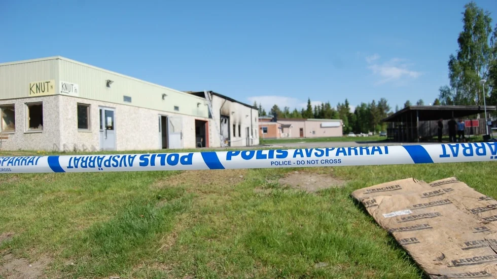 Räddningstjänsten bevakade det brandhärjade industrihuset ännu på fredagsmorgonen. Foto: Lennart Enkvist.