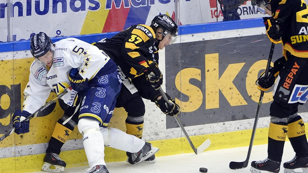 AIK:s John Norman i kamp med HV:s Johan Larsson. Foto: Lars Eriksson.