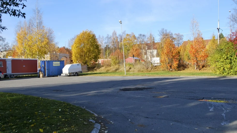 På det asfalterade området på Södra Järnvägsgatan 35 kan återvinningsstationen hamna. Foto: Maria Wallin.