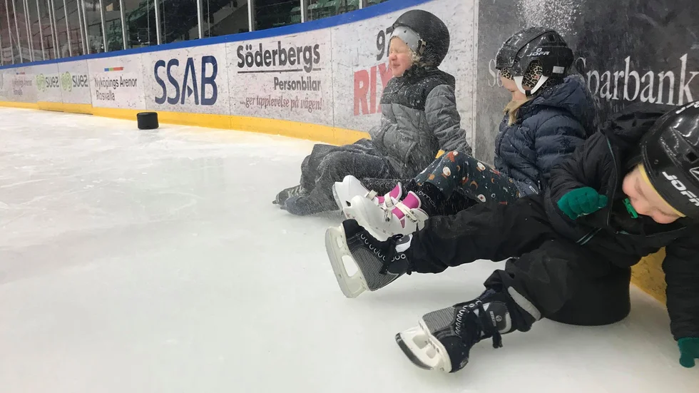 Vera Lundgren, 7 år, Boo Zetterström, 7 år och Ville Lundgren, 4 år tyckte att snökanonsleken var toppen under sportlovet.