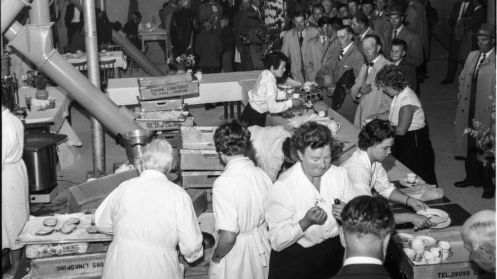För servitriserna från det klassiska Centralkonditoriet i Linköping var invigningsdagen jäktig. Dubbelt så många gäster som förväntat skulle serveras kaffe, läsk och smörgås.
