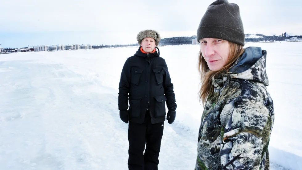 Markus Öhrn och David Väyrynen ställer ut sitt verk "Bikt" på isen nedanför Varvet i Luleå under lördagen mellan klockan 15 och 19. Ur ett biktbås hörs berättelser från nio Tornedalskvinnors liv. 