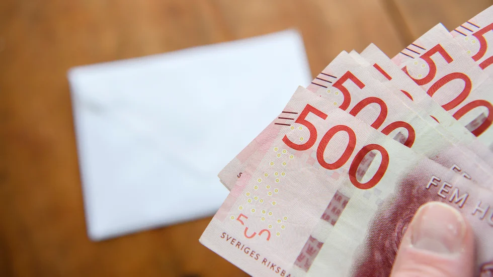Den 85-åriga kvinnan blev av med 15 000 kronor och smycken av ospecificerat värde. 